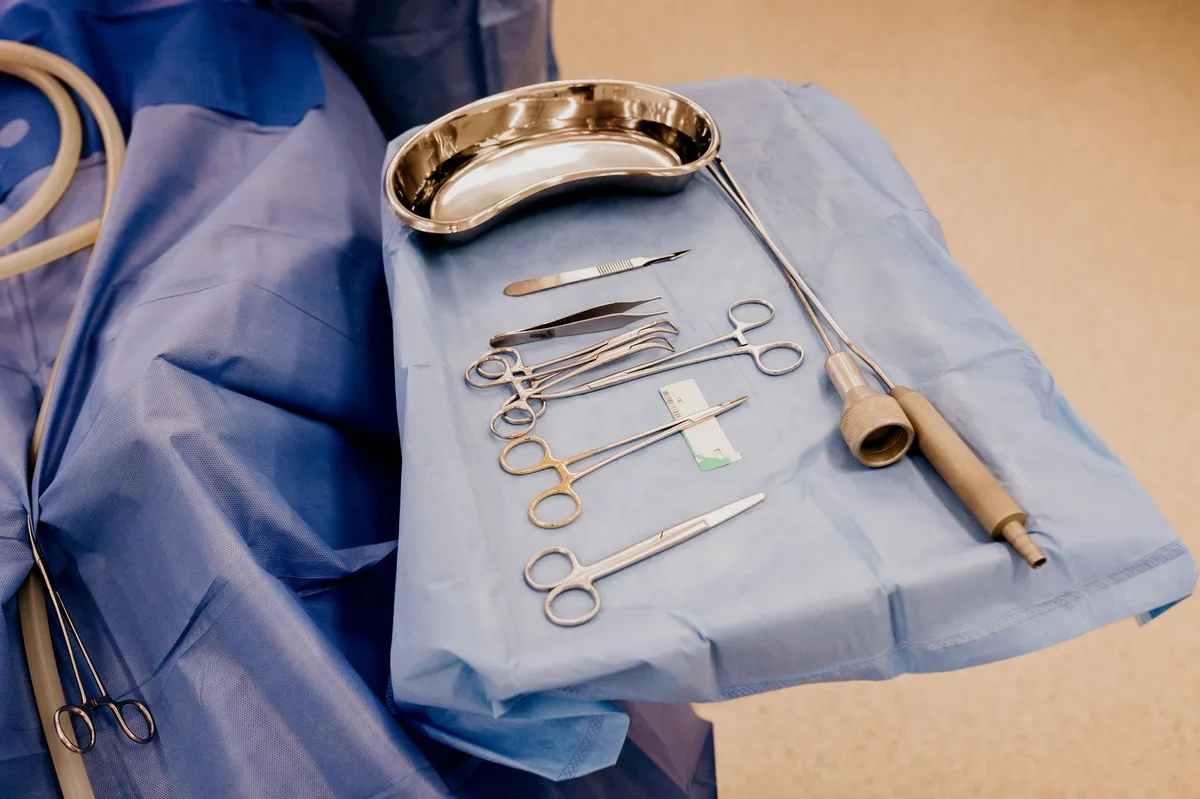 Electro-polished 316L stainless steel surgical door leaf with Ra under 0.4 micrometers