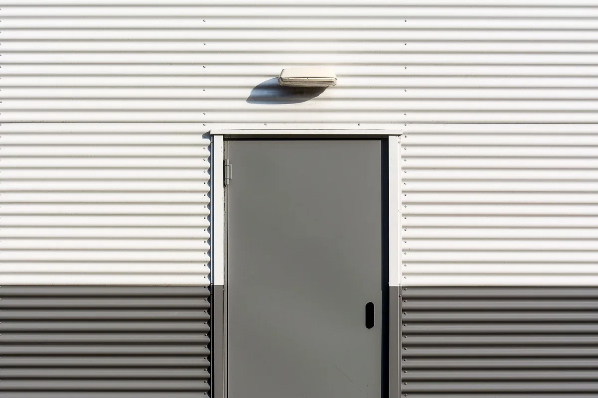 Structure de conception de porte de salle blanche intégrée dans une cloison modulaire sandwich