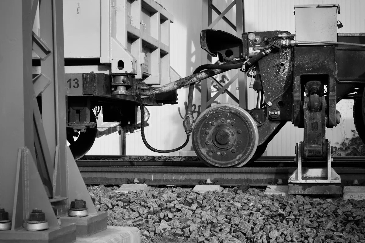 Oberlauf-Absturz-und-Gleit-Schienenkinematik und Dual-Winkel-Rollenmechanismus