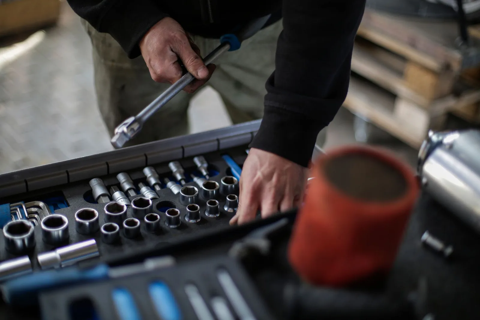 Técnico profissional alinhando trilhos e montando o motor do abridor de porta de garagem suspenso