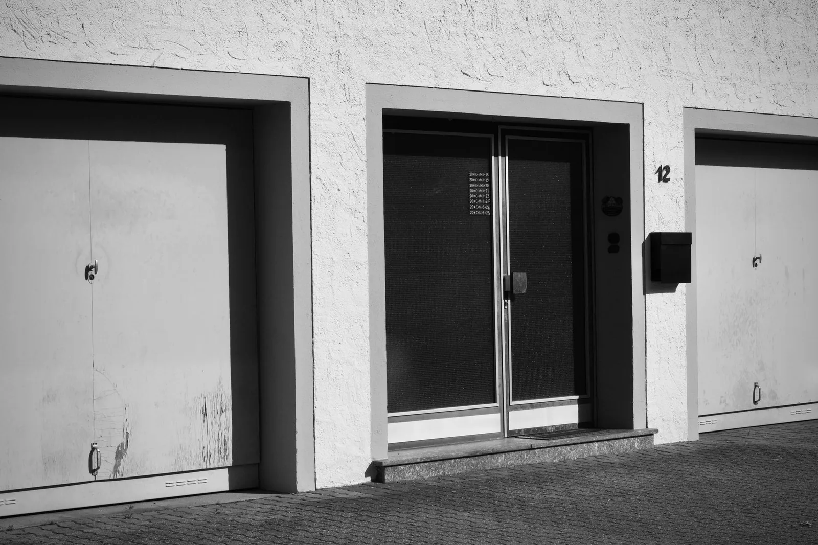 Casa residencial moderna com sistema de abridor de porta de garagem seccional automatizado
