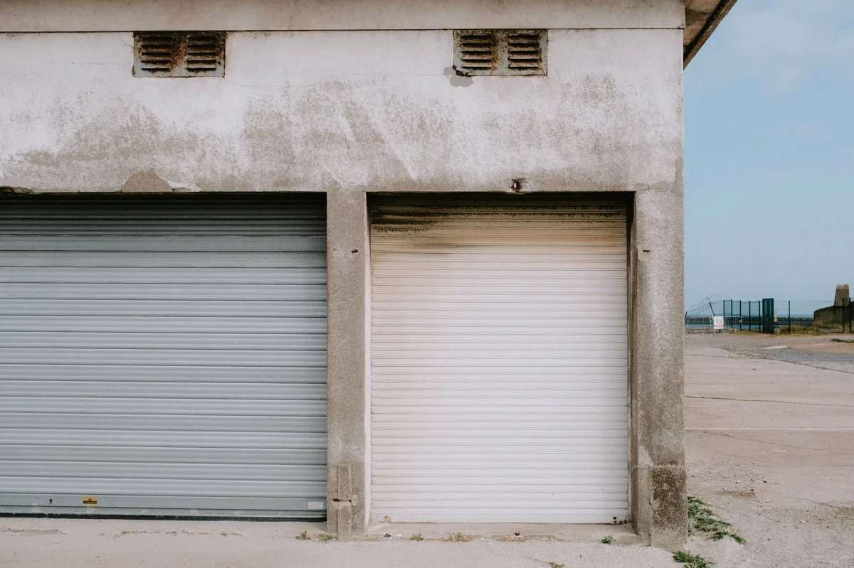 Puerta enrollable de PVC de alta velocidad comercial instalada en almacén industrial