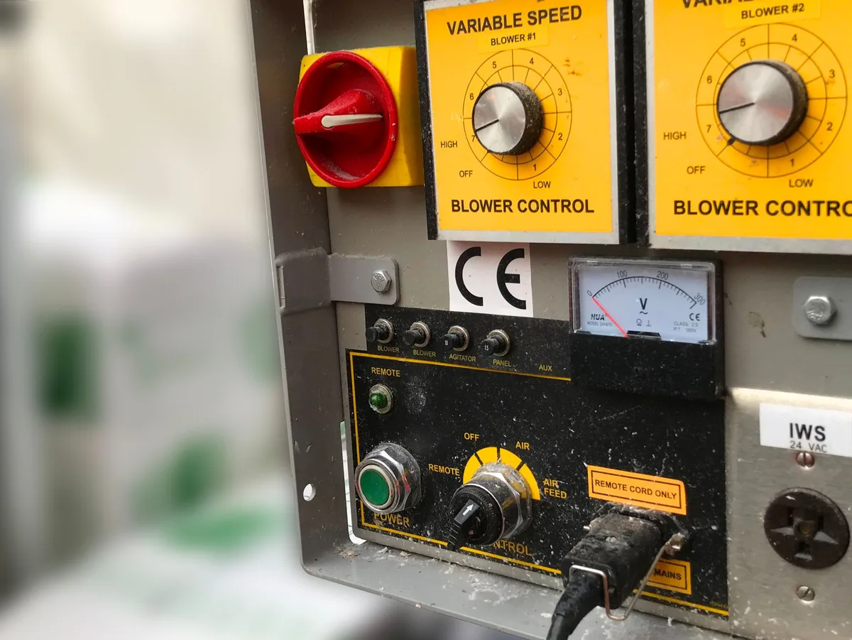 Direct drive permanent magnet servo motor and variable frequency drive controller