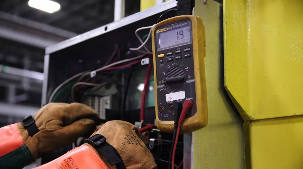 Porta seccional elevada isolada instalada em doca de carregamento refrigerada