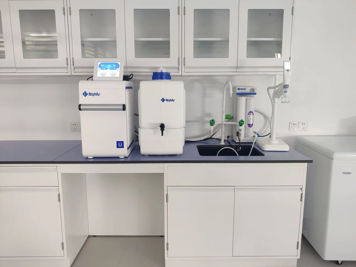 Solid phenolic HPL clean room door leaf resisting chemical biocide wash