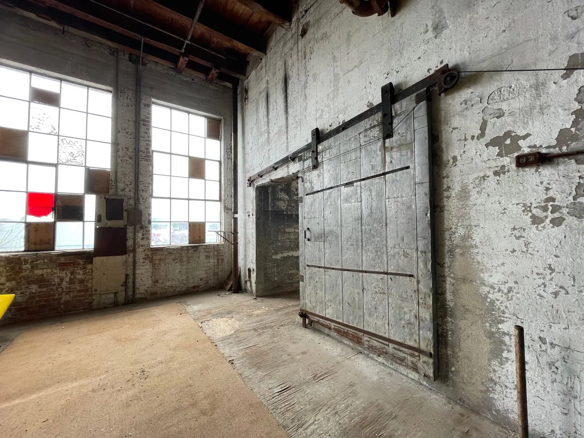 Historische Industrietore im Schiebebarn-Stil in frühen Lagern