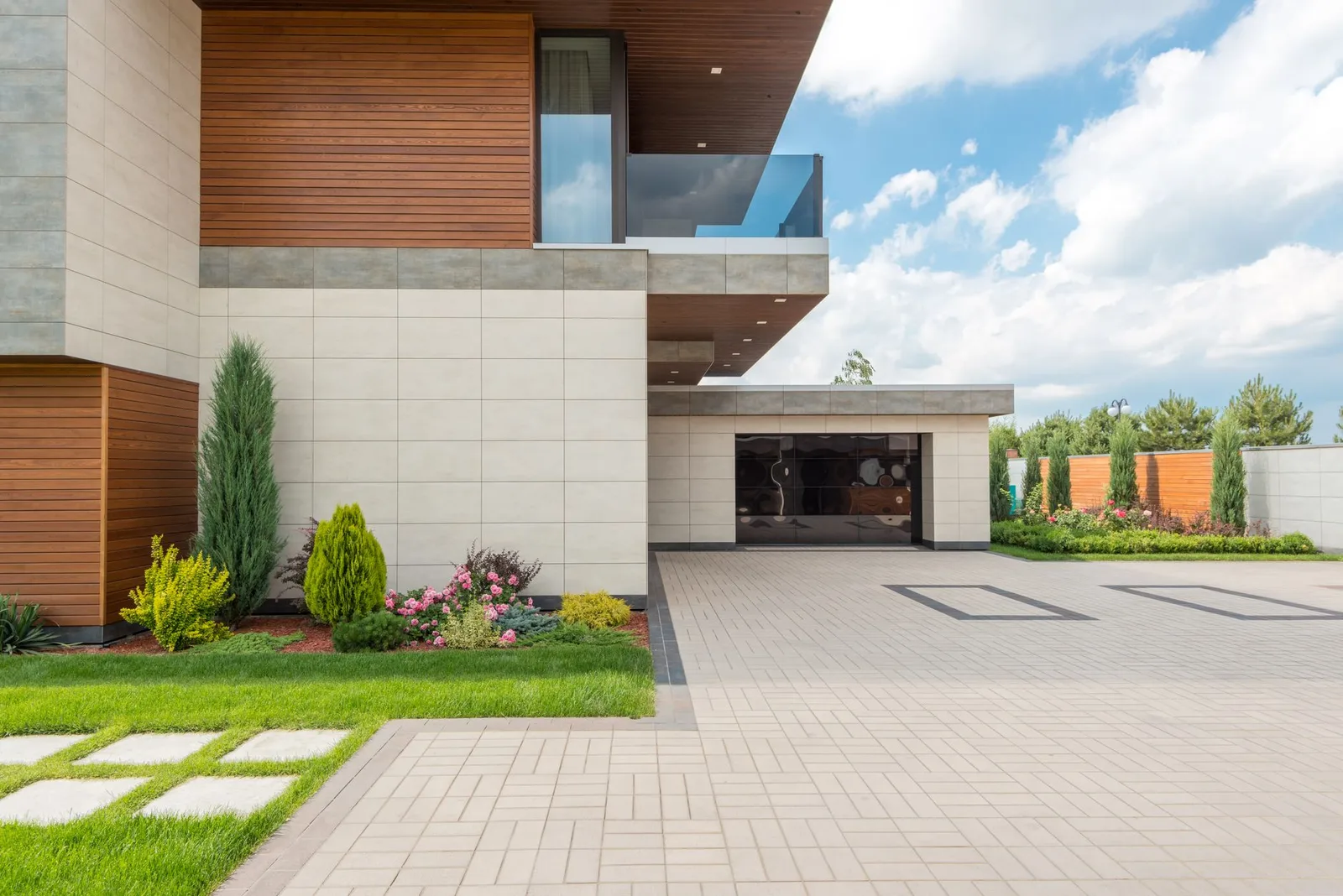 Residencia suburbana moderna con puerta de garaje seccional automatizada de accionamiento por correa silencioso