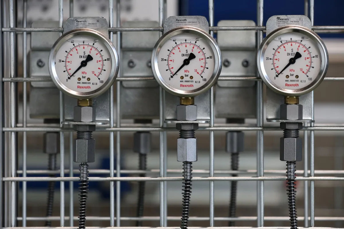 Negative pressure isolation room airtight sealing and differential pressure transmitter
