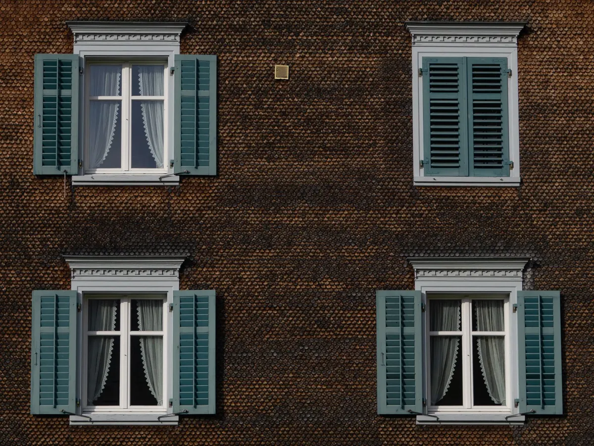 Bâtiment architectural moderne extérieur avec volets de protection extérieurs (Source : Pexels)