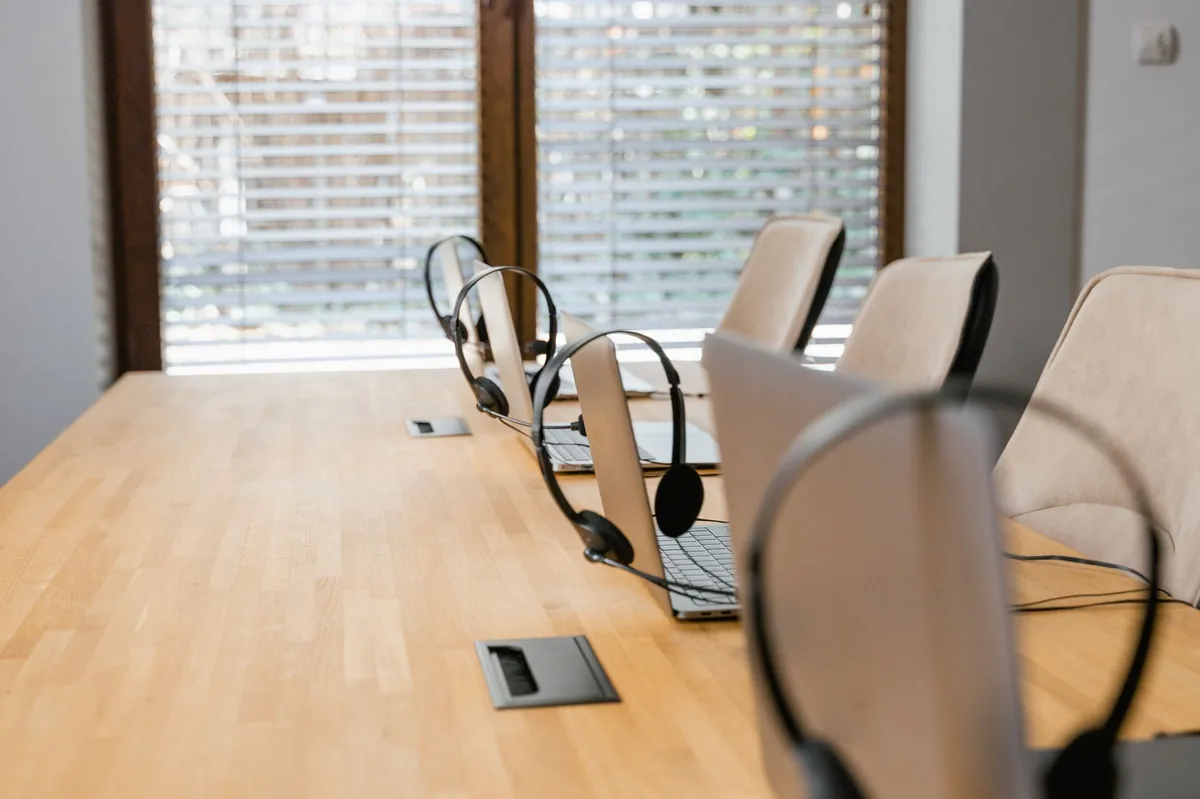 Modern executive conference facility utilizing high-STC acoustic doorsets to ensure complete speech privacy (Source: Pexels)