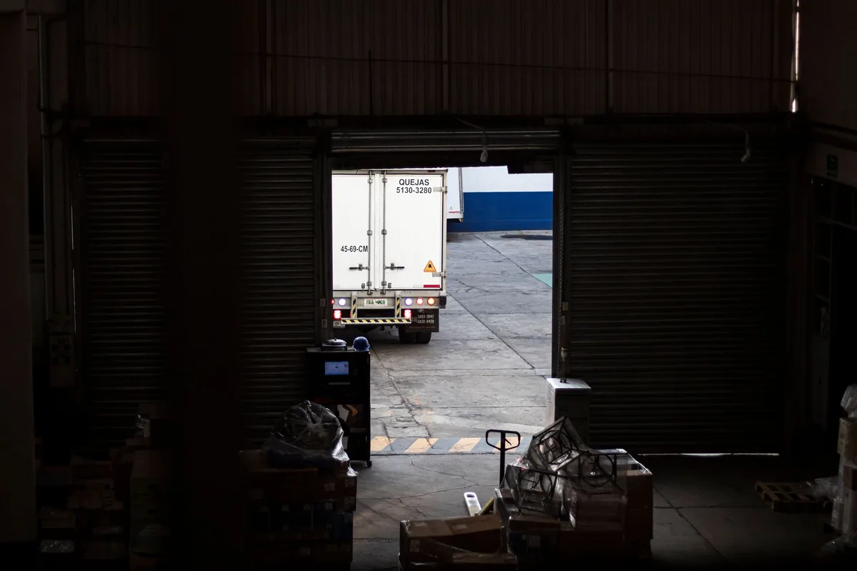 Puerta enrollable de alta velocidad operando en una instalación logística comercial