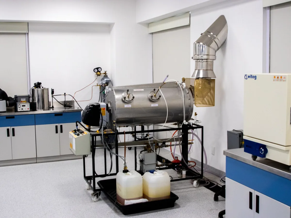 Non porous 316L stainless steel and solid phenolic HPL cleanroom door surfaces