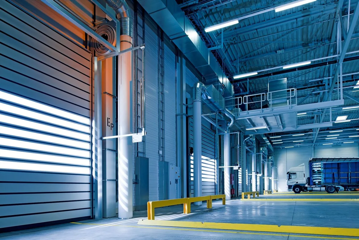 Intérieur moderne d'un centre de distribution logistique avec quais de chargement commerciaux (Source : Pexels)