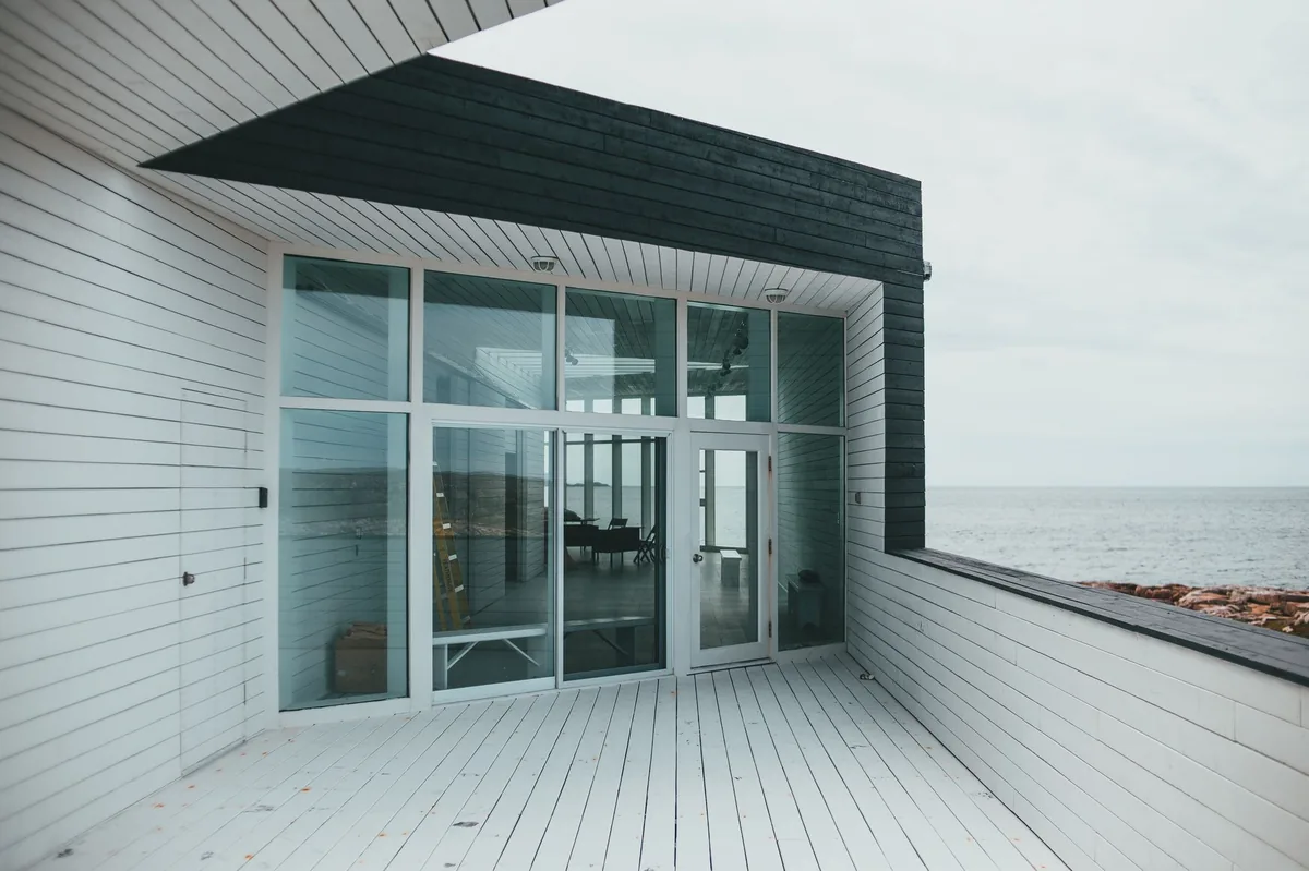 Résidence architecturale contemporaine au bord de la mer avec portes en aluminium résistantes à la corrosion (Source : Pexels)