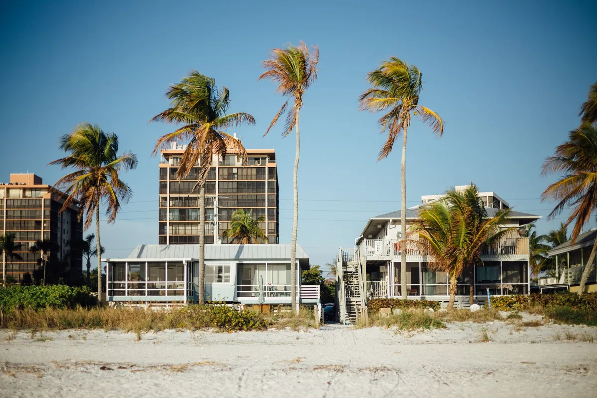 Extérieur de resort tropical bord de mer avec finitions architecturales résistantes à la corrosion (Source : Pexels)