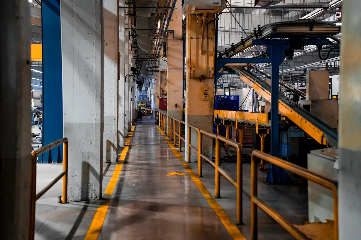 Interior de una planta de fabricación industrial moderna con maquinaria automatizada pesada (Fuente: Pexels)
