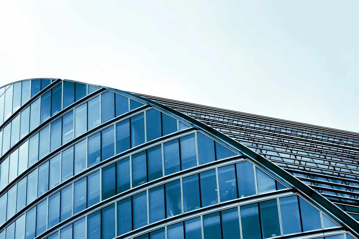 Modern urban commercial architecture featuring advanced automated facade systems (Source: Pexels)