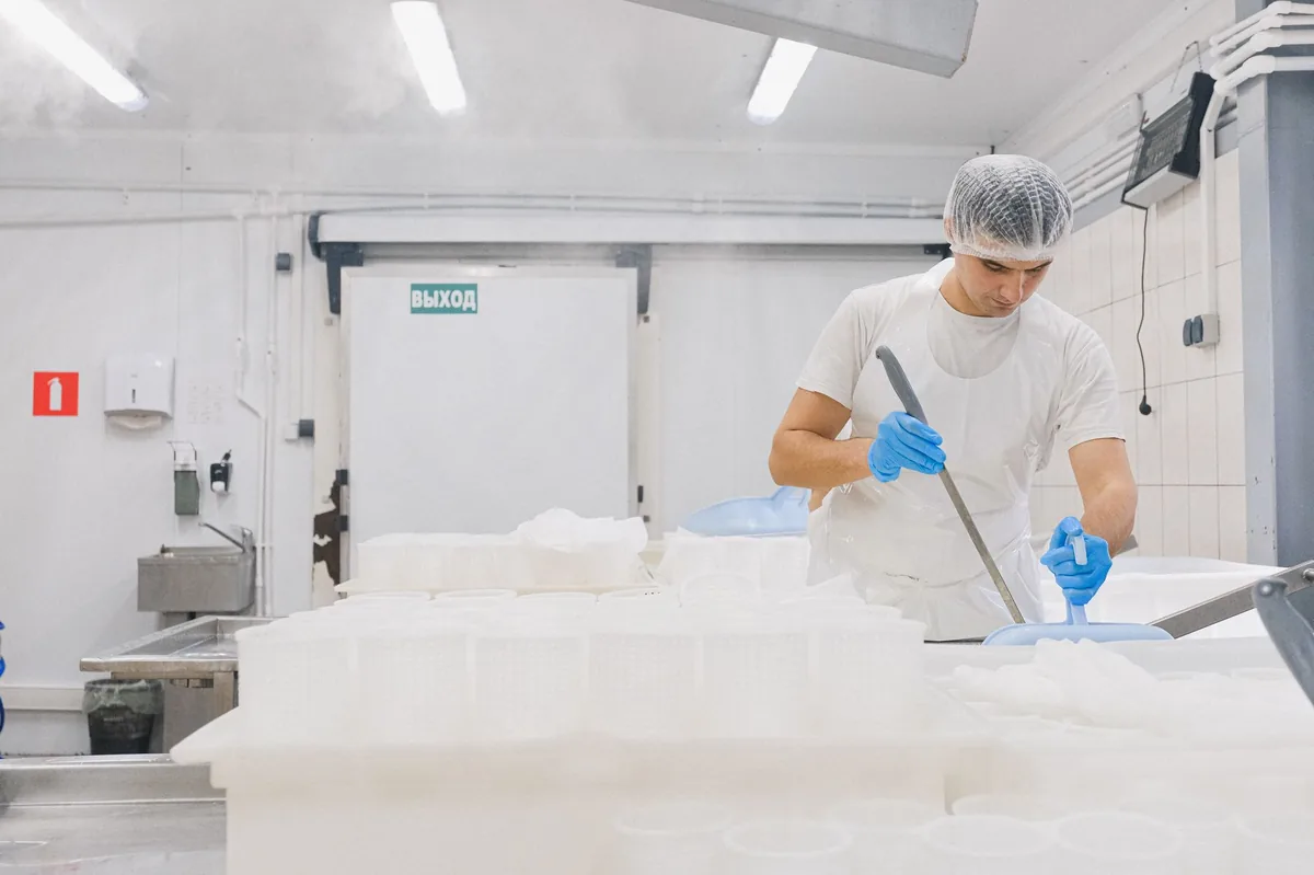 Técnico de sala limpia inspeccionando la línea de envasado de alimentos estériles en una instalación comercial (Fuente: Pexels)