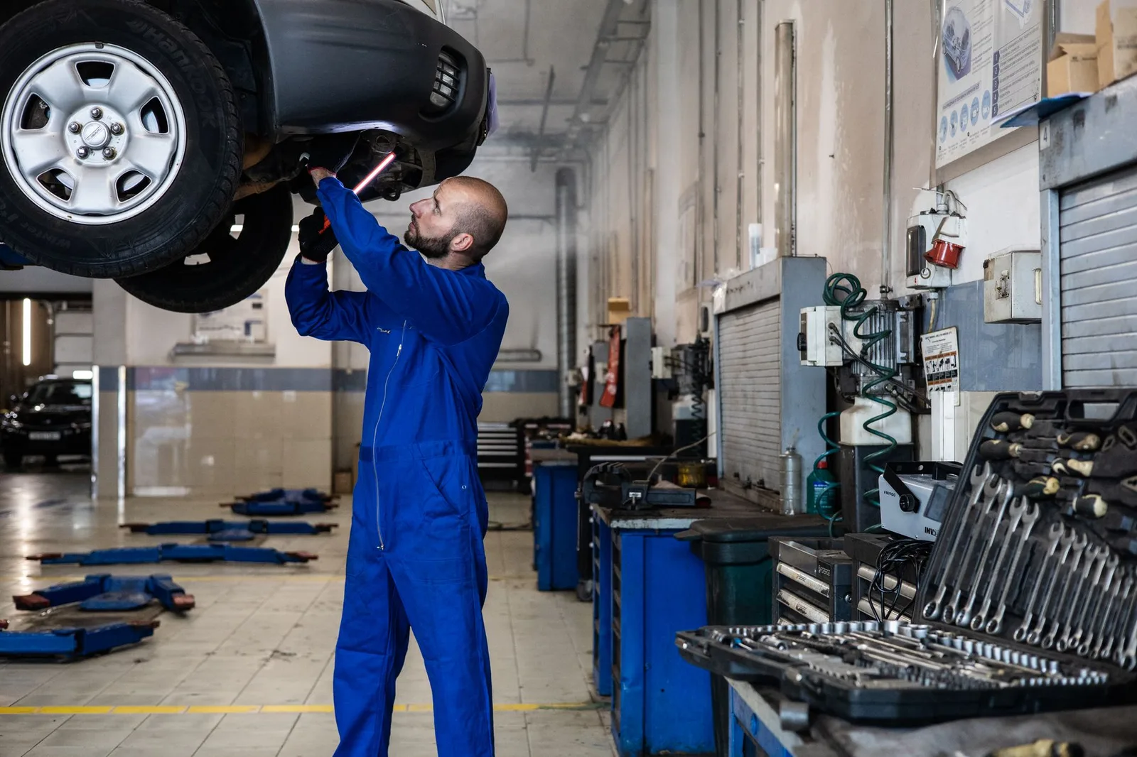 Facility-Ingenieurtechniker führt vorbeugende Wartung an industriellem Kältegerät-Türbeschlag durch