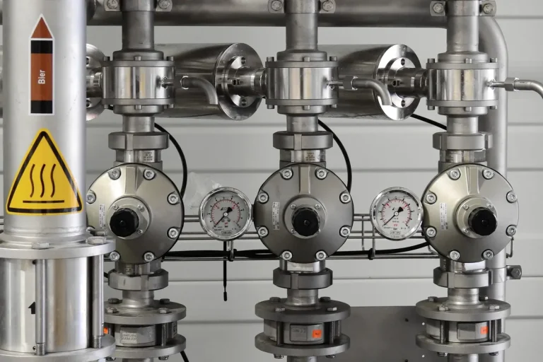 Analog differential pressure gauge monitoring airlock cascade gradient