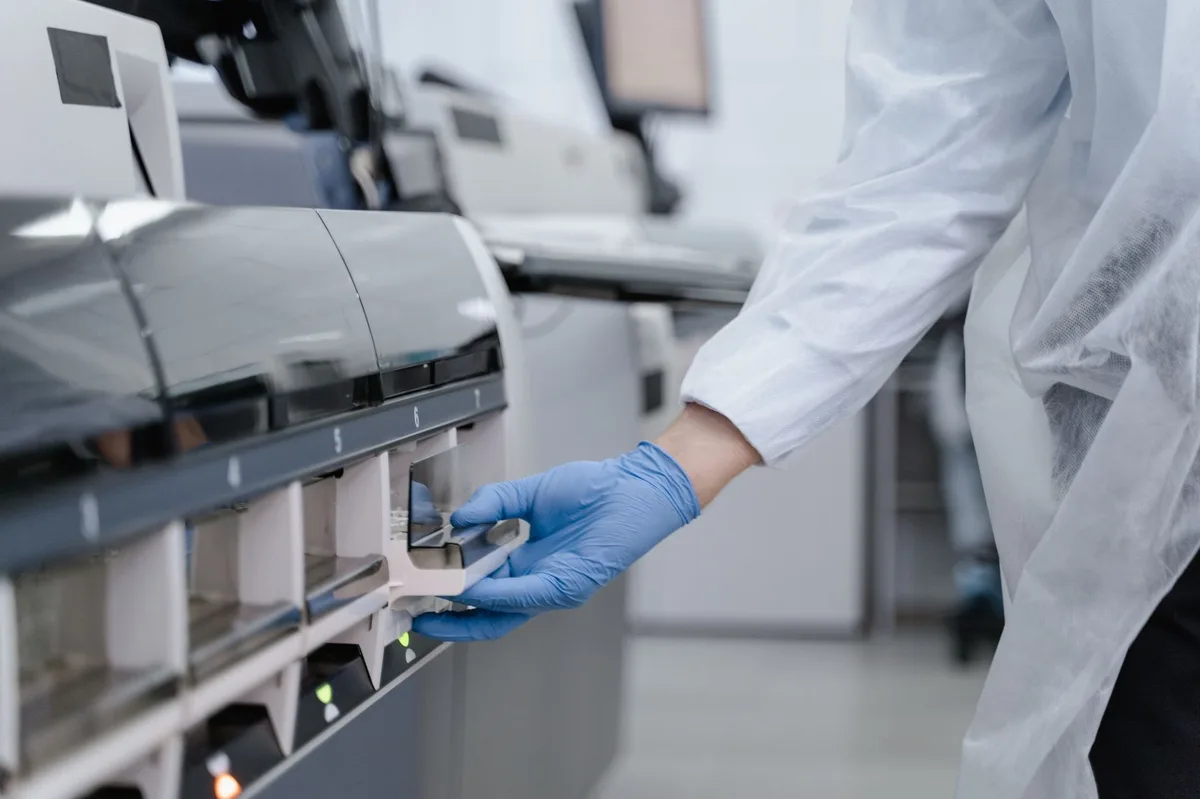 Installation de production stérile en salle blanche biopharmaceutique avec portes automatisées