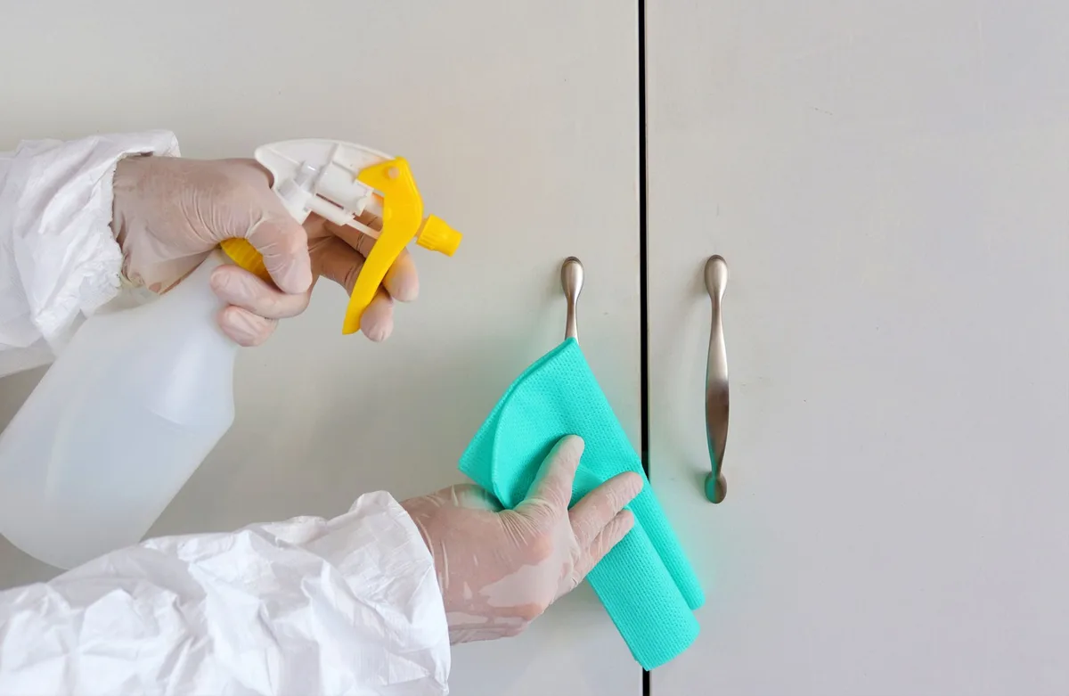 désinfection par lingette sporocide résistante aux produits chimiques sur le vantail de porte de salle blanche (source : dossier ingénierie Raxdoors)
