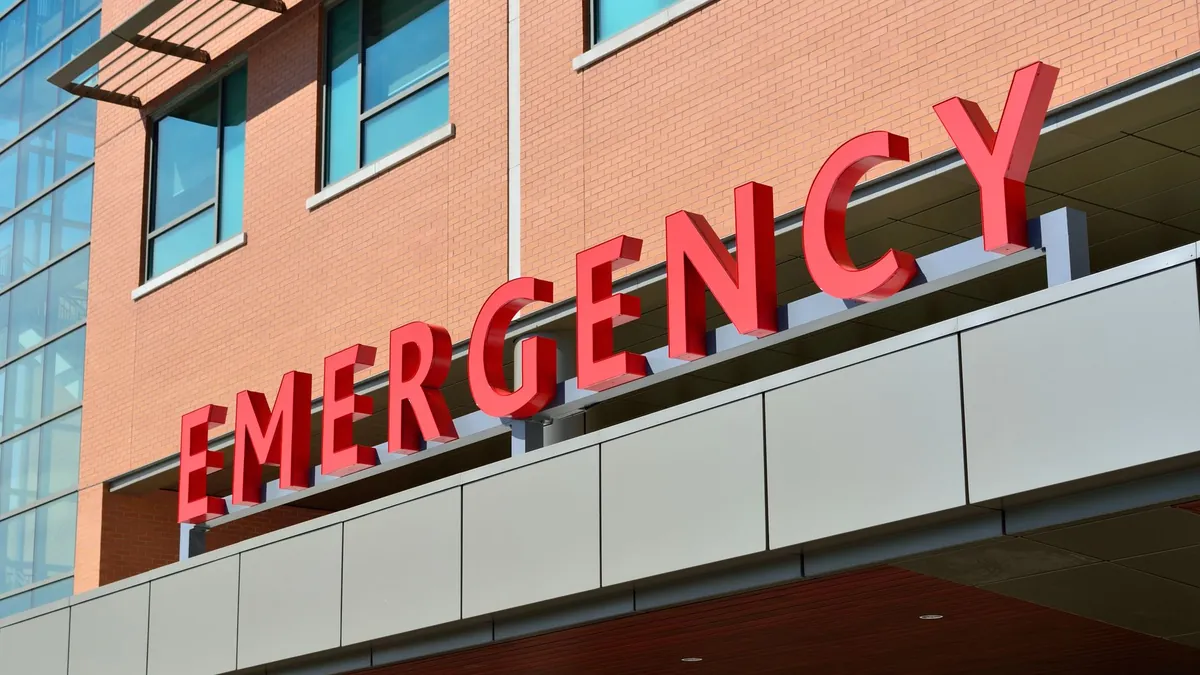 rotes Notingangs-Schild über dem Vordach einer Ambulanzgarage in einem Krankenhaus