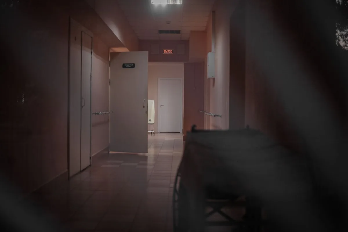 Cleanroom door safety systems and life safety emergency egress hardware