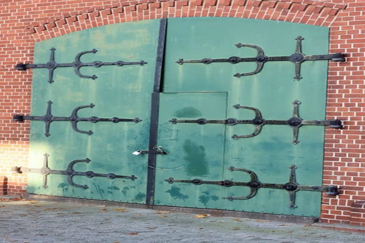 Verborgene architektonische Türschließer-Baugruppe eingebettet im Türpfosten des Reinraums