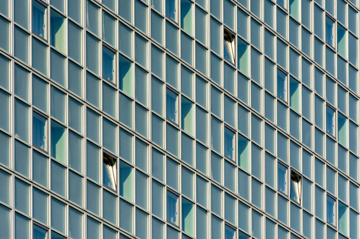 لوحة رؤية زجاجية مزدوجة مستوية مع السطح مع فاصل ماص للرطوبة مدمج (المصدر: هندسة Raxdoors)