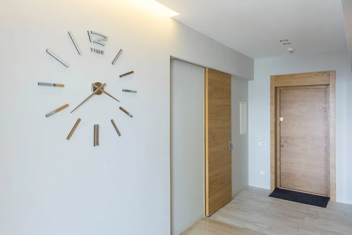 Drop and slide track kinematics that seal cleanroom sliding doors