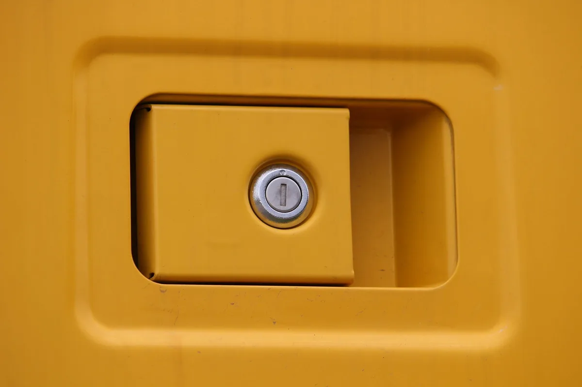 Fail-safe electromagnetic interlock holding lock mounted flush into cleanroom frame (source: Raxdoors engineering)