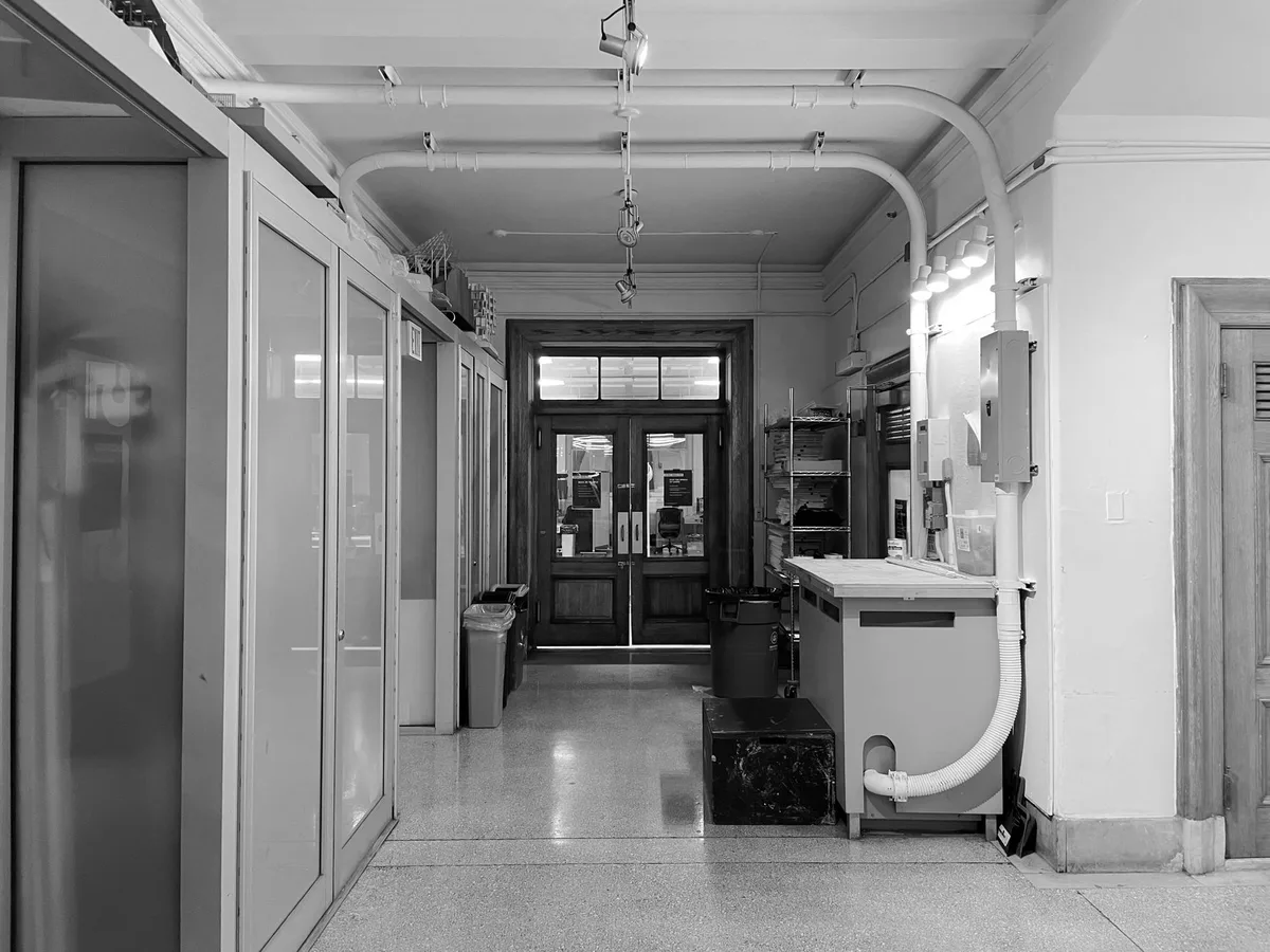 porte de salle blanche en verre trempé sans cadre installée dans un laboratoire pharmaceutique (source : dossier ingénierie Raxdoors)