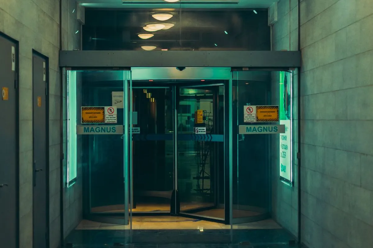 Hermetic cleanroom sliding door for limited headroom in a narrow corridor