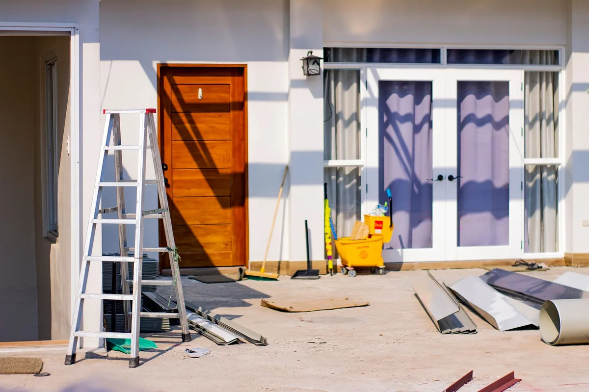 Porte de salle blanche coulissante étanche avec profilé d'étanchéité par chute et glissement