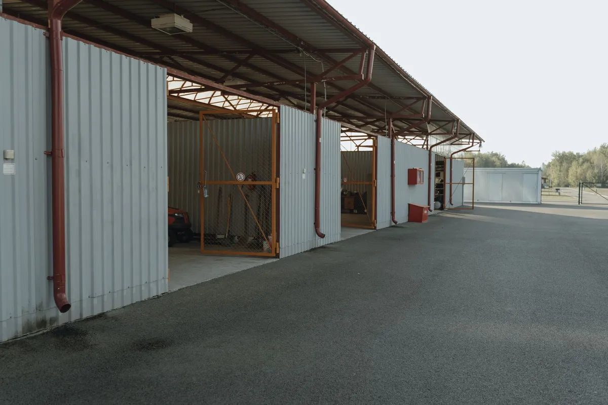 Empilhador passando por uma porta de teto rápida sem parar
