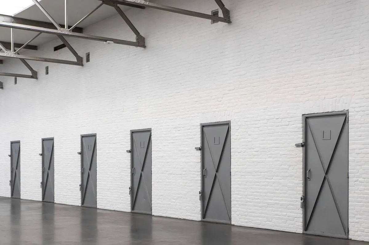 Ripas metálicas rígidas travando uma porta de teto industrial