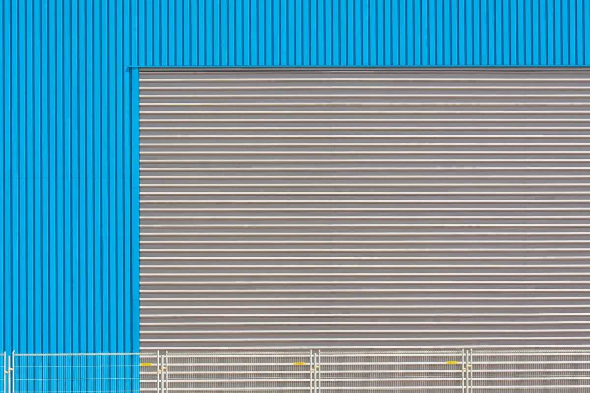 Châssis en acier inoxydable sur une porte rolante en PVC pour zones de lavage