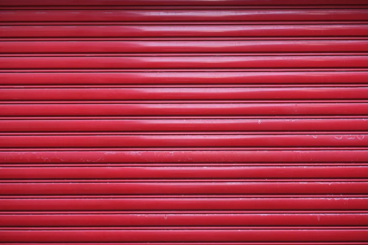 Porte rideau métallique rigide sur une ouverture de stockage industriel