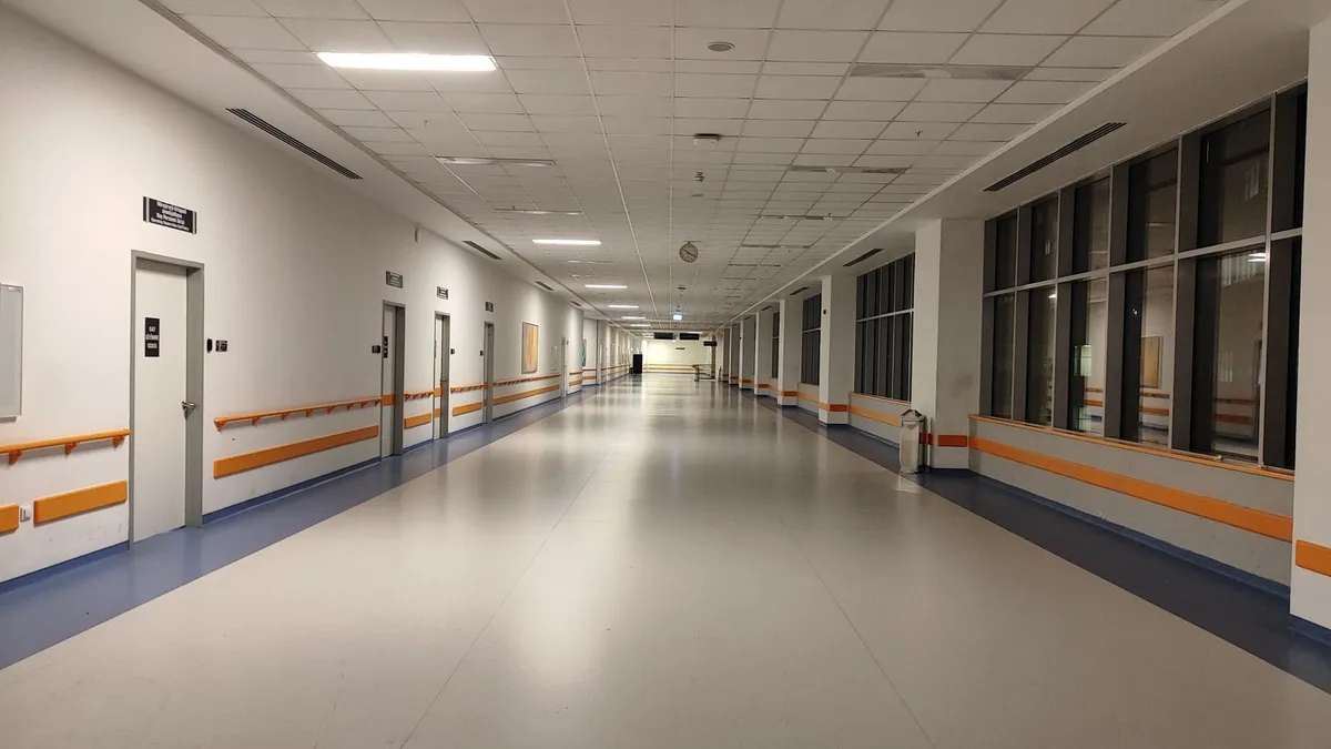 Stationskorridortüren entlang eines Stationskorridors in einer modernen Gesundheitseinrichtung