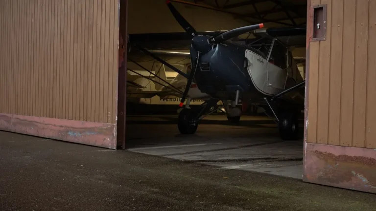 hydraulic-hangar-door-reasons-stock-1