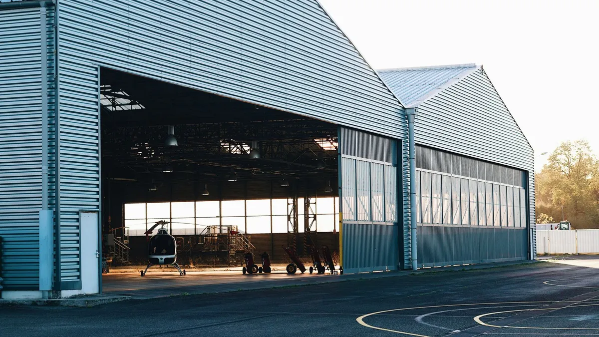 Hangar de metal corrugado com sua grande porta da frente aberta