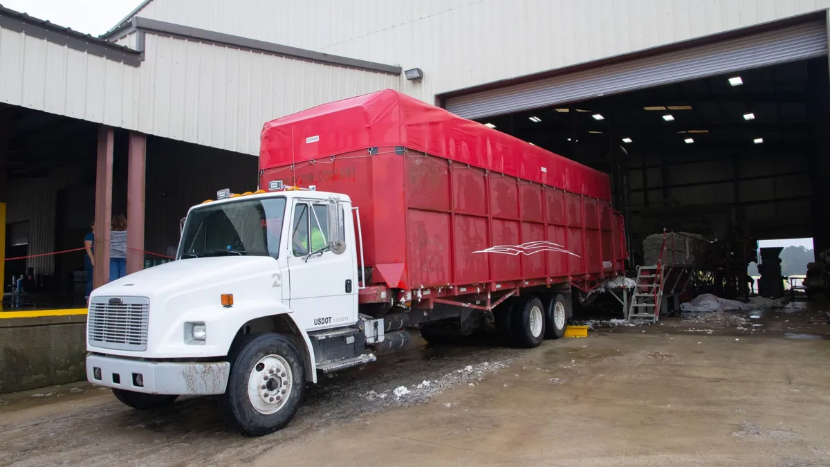 Insulated loading dock doors for logistics parks and cold-chain docks