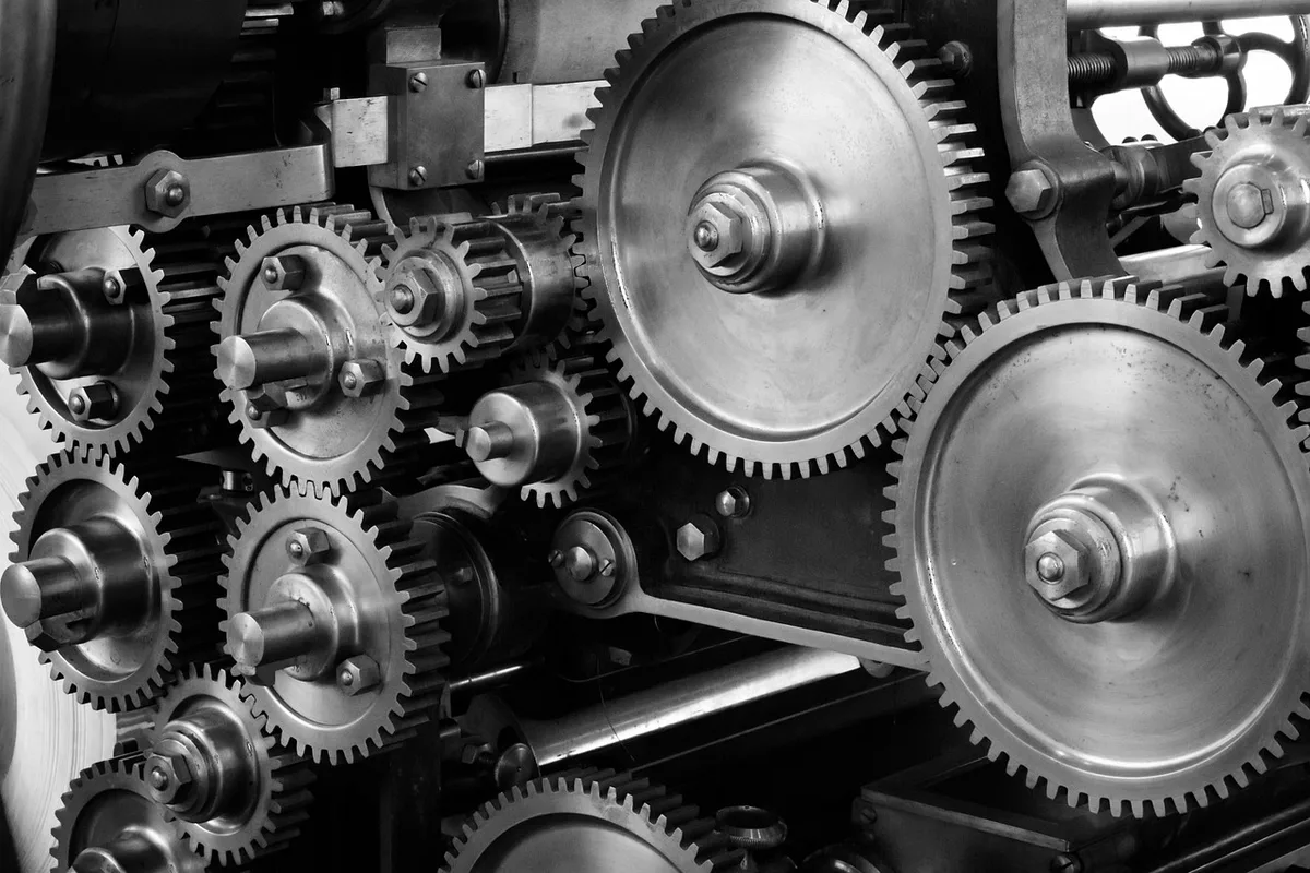 آلية قفل ضغط متعدد النقاط لتأمين محيط الباب ضد الإطار