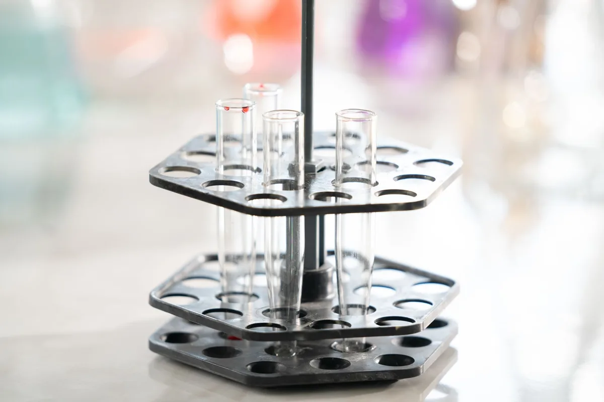 كيمياء البوليمر المطاطي السيليكون المعالج بالبلاتين واستعادة مجموعة الانضغاط