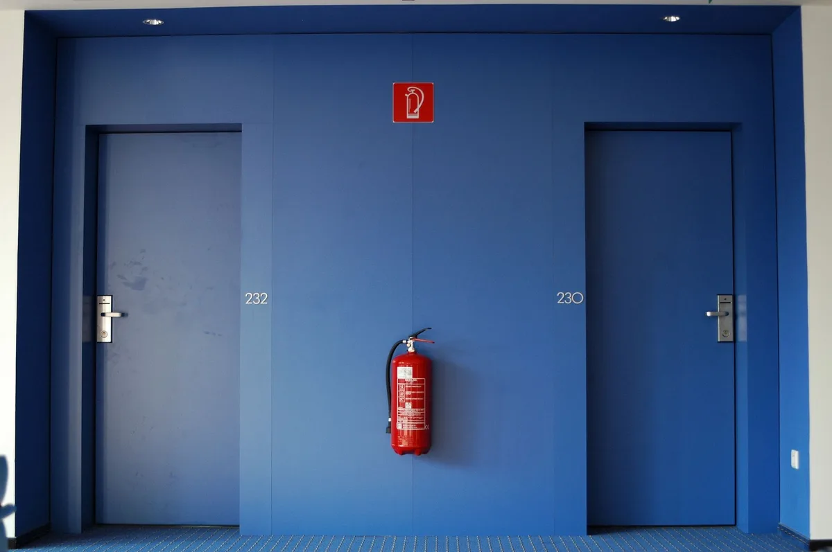entrada de barrera contra incendios de acero inoxidable para sala limpia en instalación farmacéutica (fuente: archivo de ingeniería de Raxdoors)