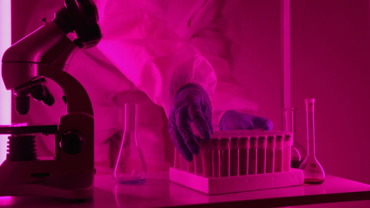 Exclusa de aire estéril para tránsito de material biofarmacéutico con cierres rápidos