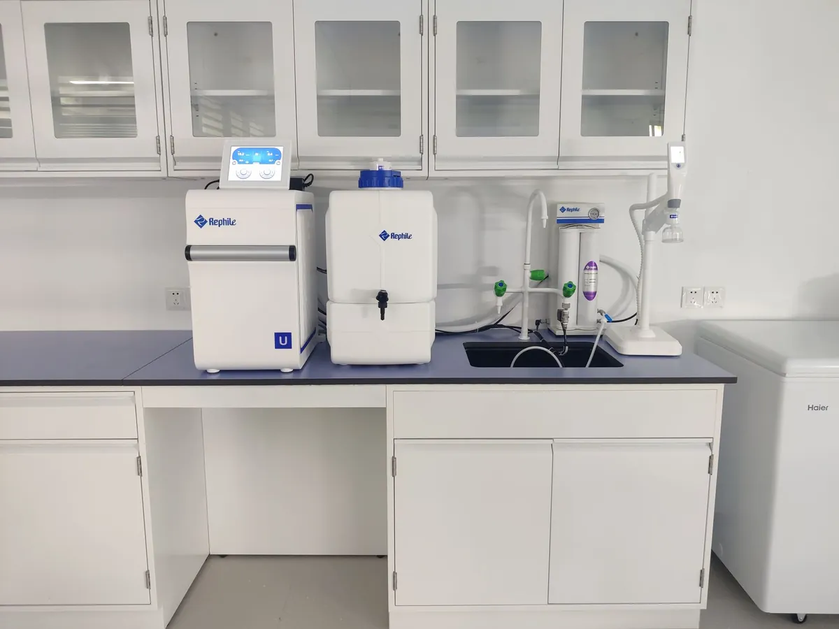 Sistema de purificación de agua de alta calidad instalado en un entorno de laboratorio moderno. (fuente: Pexels, licencia comercial gratuita)