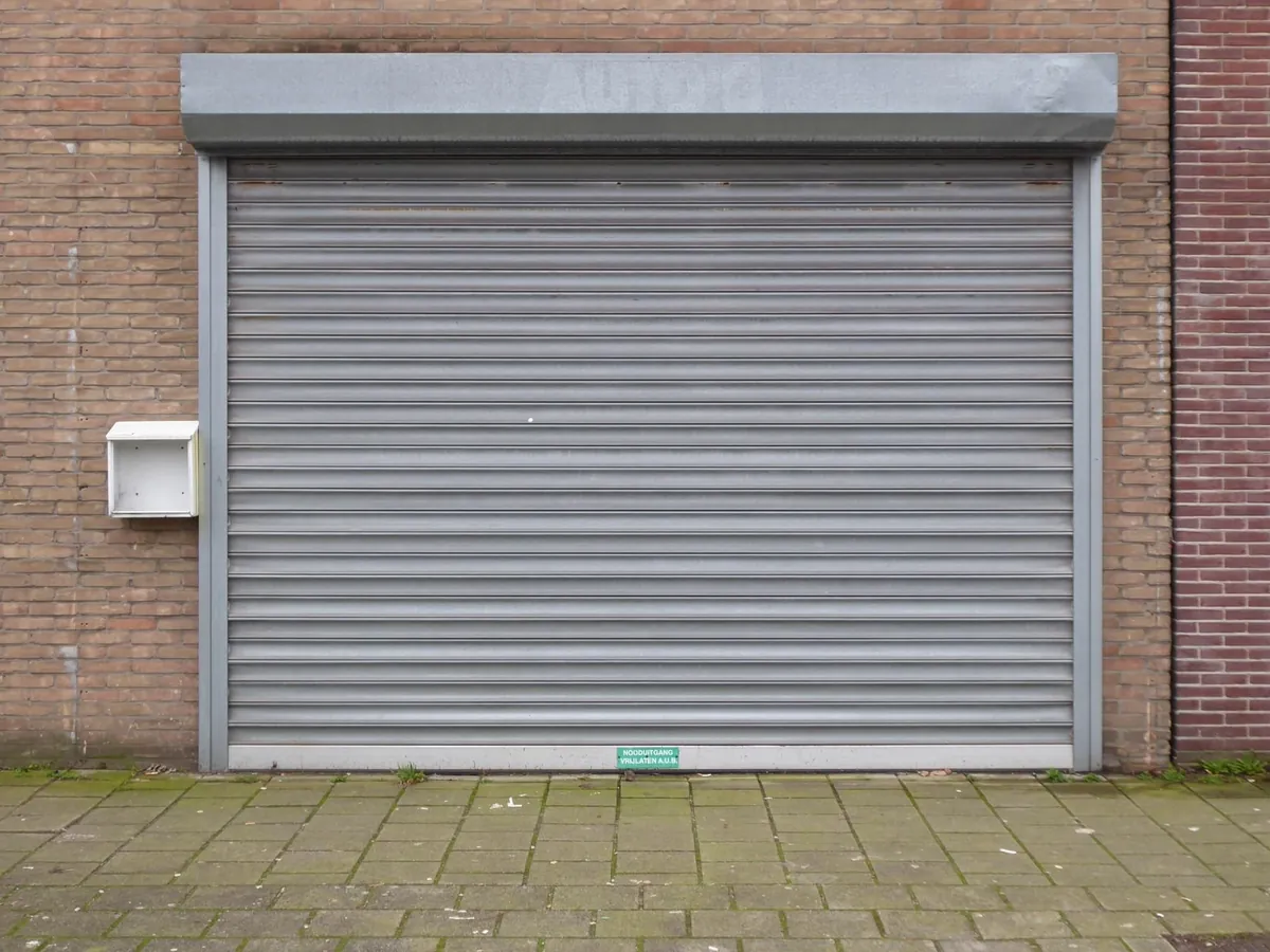 Puerta enrollable industrial compacta con su cortina completamente cerrada