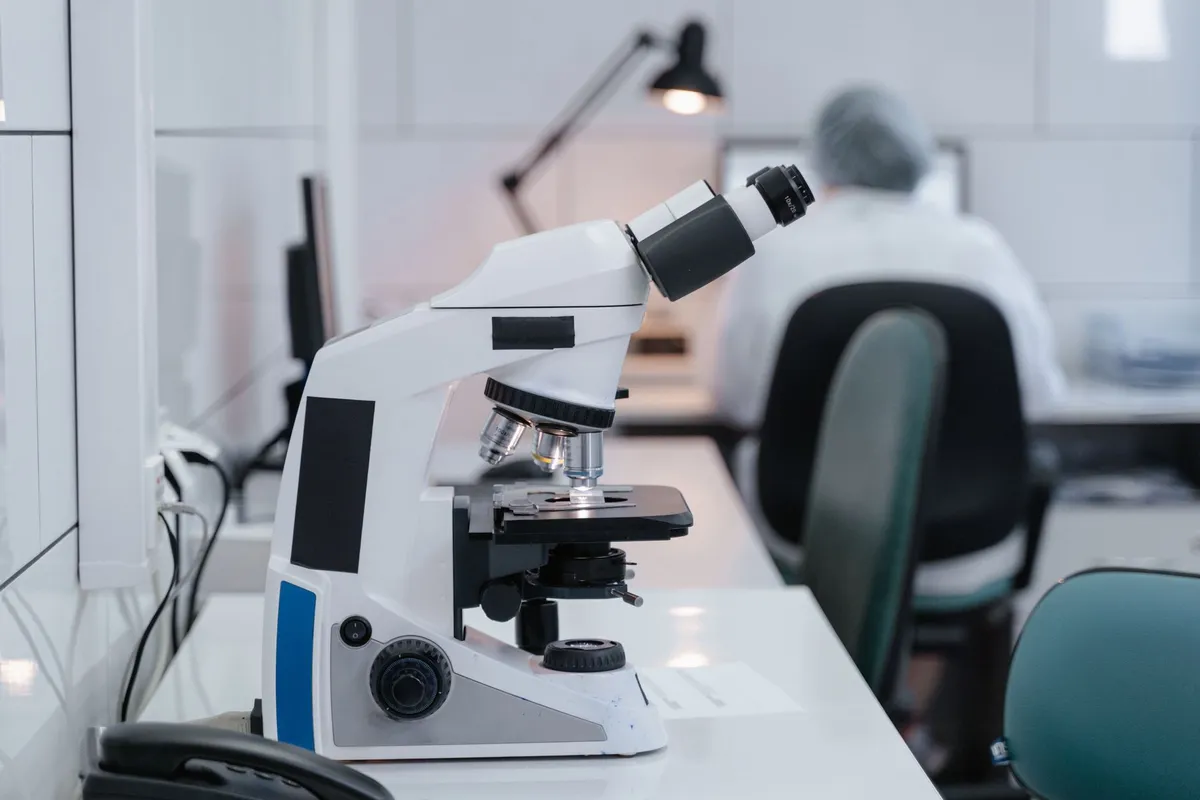 Laboratory workstation in a controlled cleanroom environment